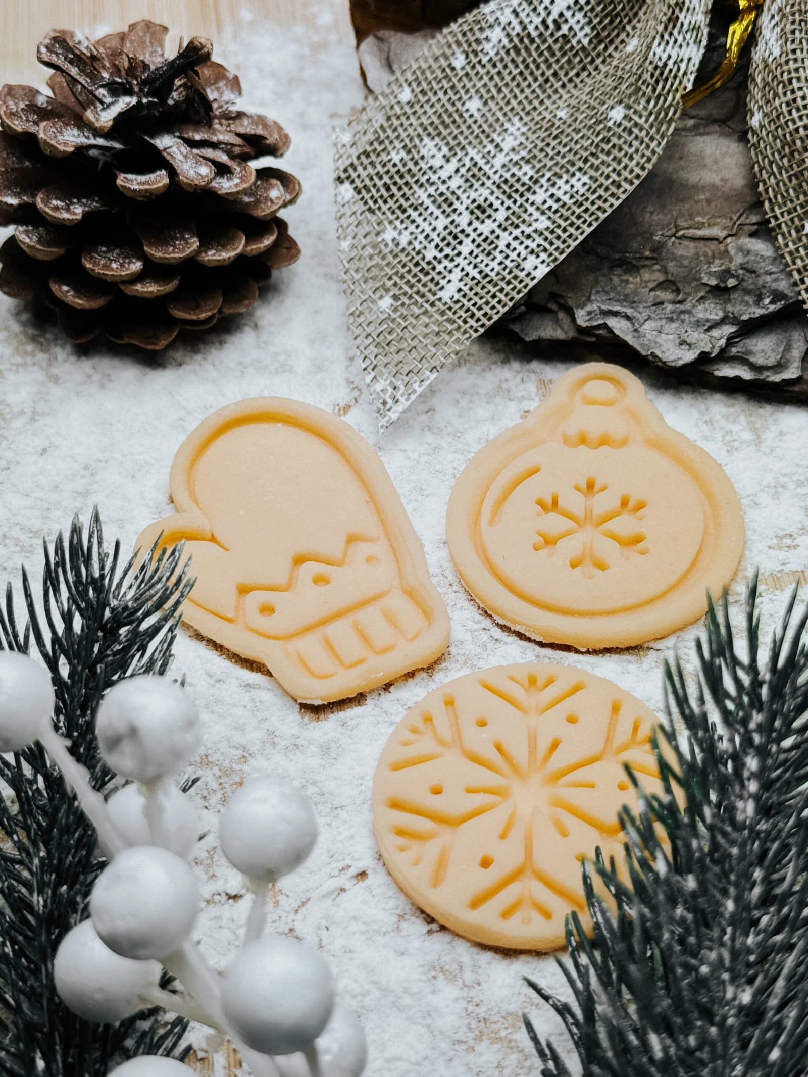 Ziemas cepumi ar cimdiņa un sniegpārsliņu nospiedumiem